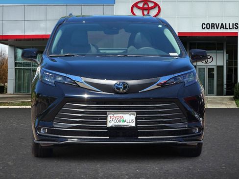 New 2026 Toyota Sienna XLE AWD/4WD image 3