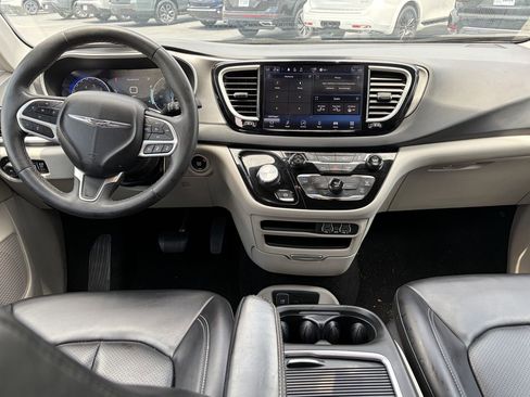 Used 2023 Chrysler Pacifica Touring-L FWD image 11