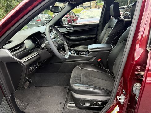 Used 2023 Jeep Grand Cherokee Altitude AWD/4WD image 9