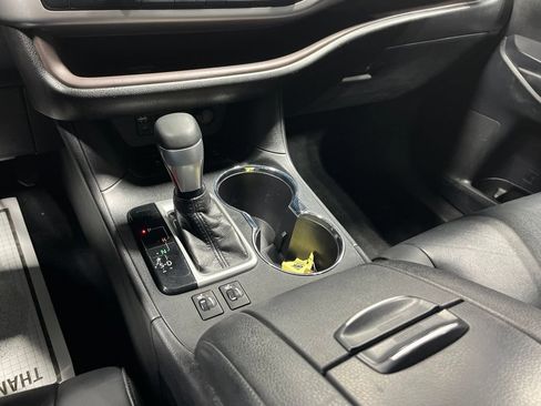 Used 2019 Toyota Highlander XLE AWD/4WD image 30