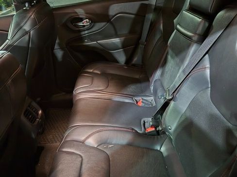 Used 2019 Jeep Cherokee Trailhawk image 11