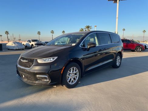 Used 2023 Chrysler Pacifica Touring-L image 5
