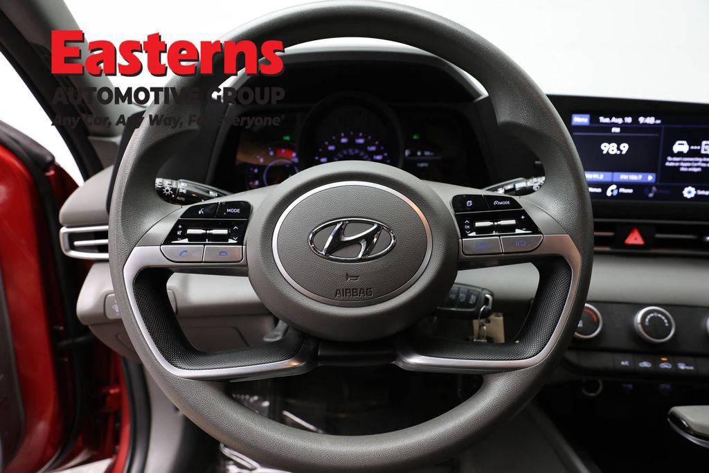 Used 2023 Hyundai Elantra SE w/ Cargo Package FWD image 12
