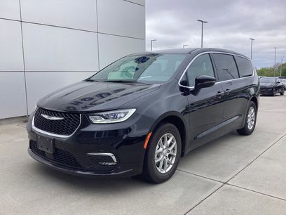 Used 2025 Chrysler Pacifica Select