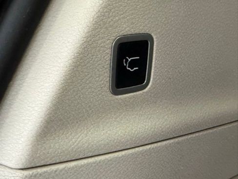 Used 2023 Chrysler Pacifica Touring-L image 5