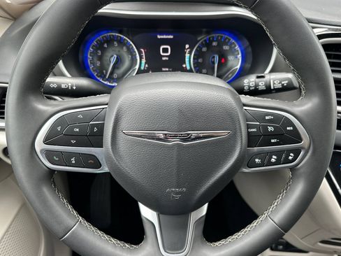 Used 2023 Chrysler Pacifica Touring-L FWD image 25