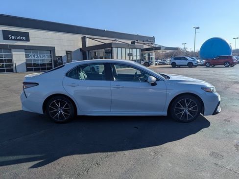 Used 2022 Toyota Camry SE image 2