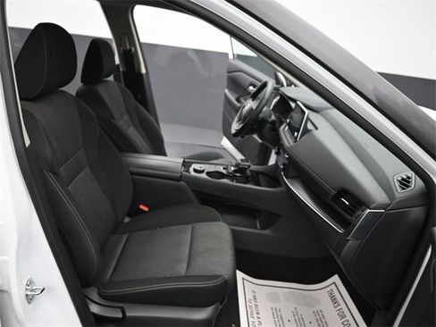 Used 2025 Nissan Rogue SV image 10