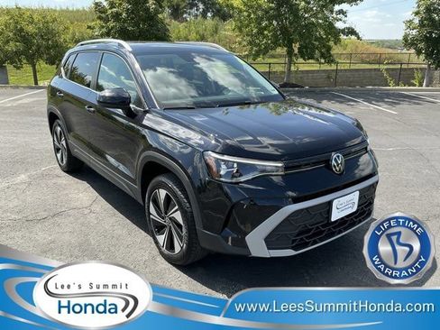 Used 2025 Volkswagen Taos SE AWD/4WD image 1