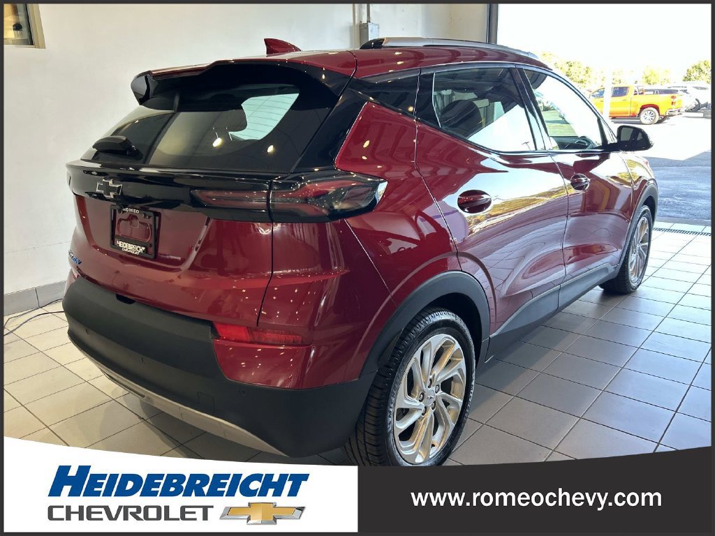 Used 2023 Chevrolet Bolt EUV LT w/ Comfort Package FWD image 4
