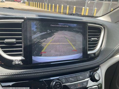 Used 2023 Chrysler Pacifica Touring-L FWD image 11