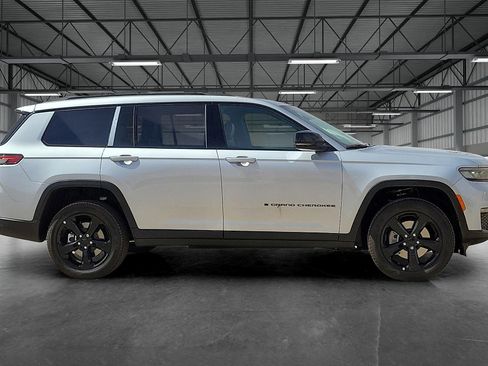 New 2025 Jeep Grand Cherokee L Limited w/ Black Appearance Package image 5