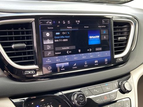 Used 2023 Chrysler Pacifica Touring-L image 37