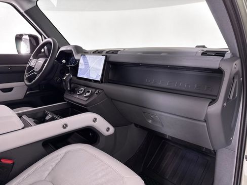 Used 2025 Land Rover Defender 110 X-Dynamic SE image 13