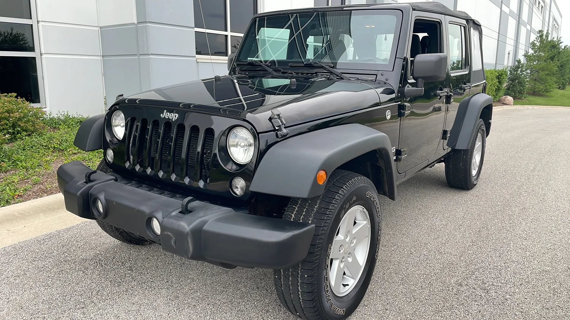 Used 2017 Jeep Wrangler Unlimited Sport AWD/4WD image 3