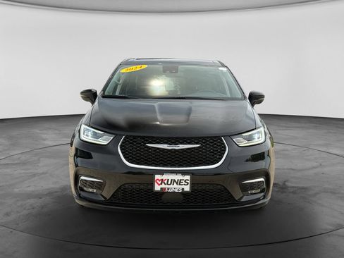 Used 2024 Chrysler Pacifica Touring-L FWD image 2