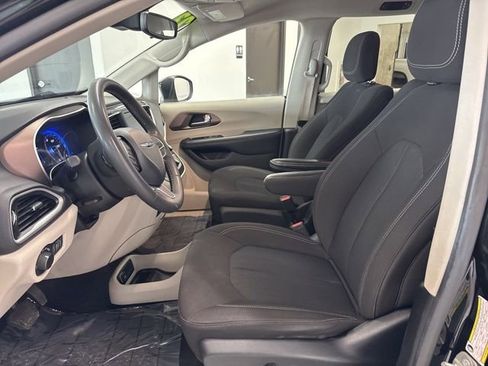 Used 2023 Chrysler Voyager LX image 15