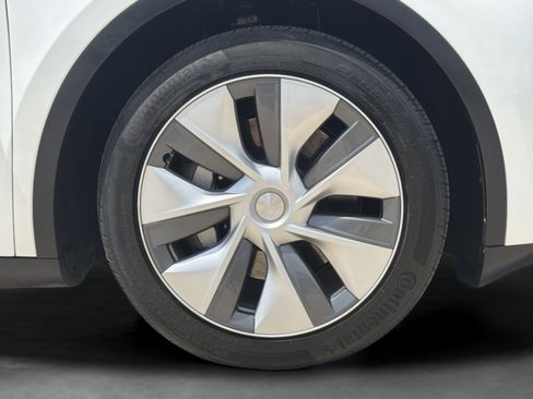 Used 2023 Tesla Model Y Long Range AWD/4WD image 9