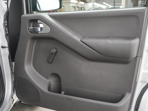 Used 2009 Nissan Frontier SE RWD image 9