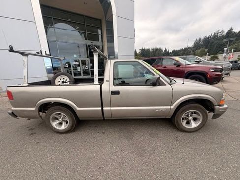Used 2003 Chevrolet S10 Pickup LS RWD image 2