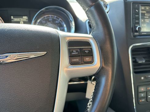 Used 2016 Chrysler Town & Country Touring image 9