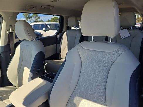 New 2026 Kia Carnival EX FWD image 23