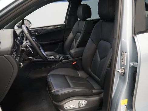 Certified 2026 Porsche Macan AWD/4WD image 5