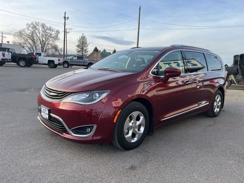 Used 2019 Chrysler Pacifica Touring-L FWD image 3