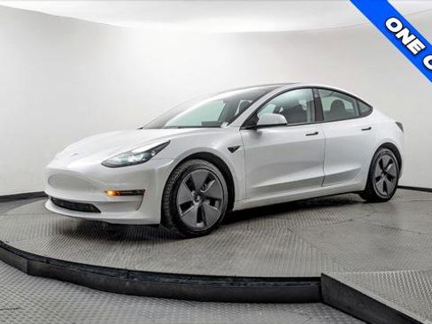Used 2023 Tesla Model 3 Standard Range image 2