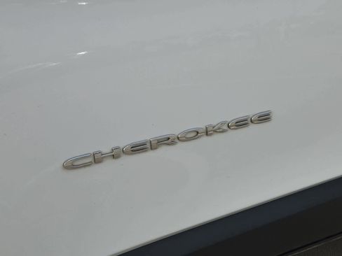 Used 2018 Jeep Cherokee Limited image 12
