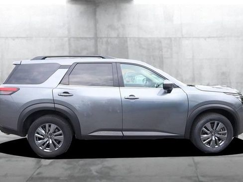 Certified 2025 Nissan Pathfinder SV FWD image 5