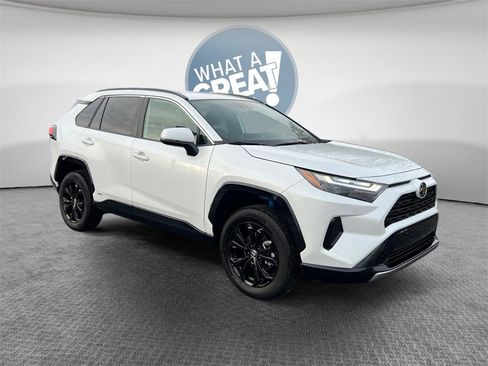 Used 2025 Toyota RAV4 SE image 1