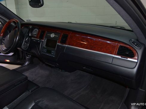 Used 2005 Lincoln Town Car Signature Limited image 12