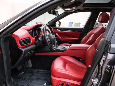 Used 2017 Maserati Levante w/ Luxury Package image 3