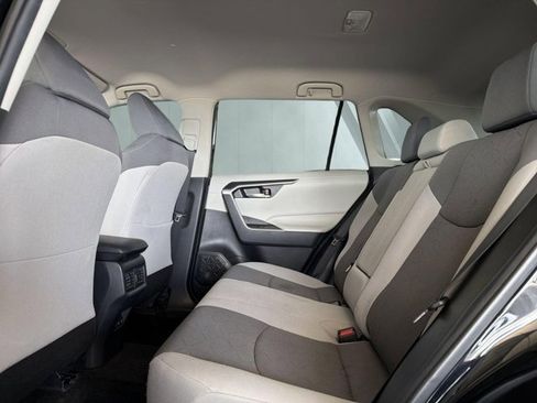 Used 2021 Toyota RAV4 XLE FWD image 10