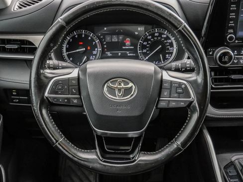 Used 2021 Toyota Highlander XLE AWD/4WD image 28