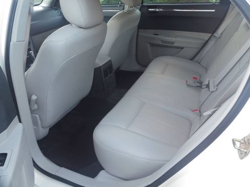 Used 2006 Chrysler 300 Touring w/ Comfort/Convenience Group RWD image 11