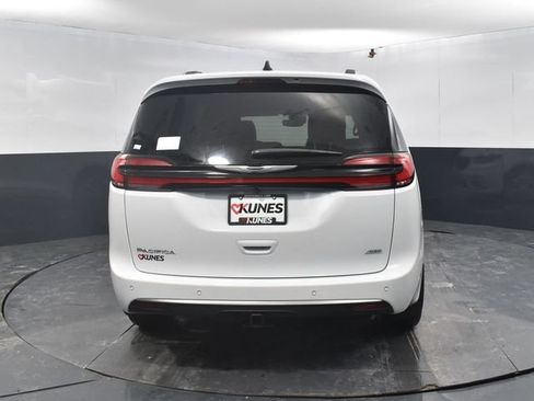 New 2026 Chrysler Pacifica Pinnacle w/ Trailer Tow Group AWD/4WD image 8