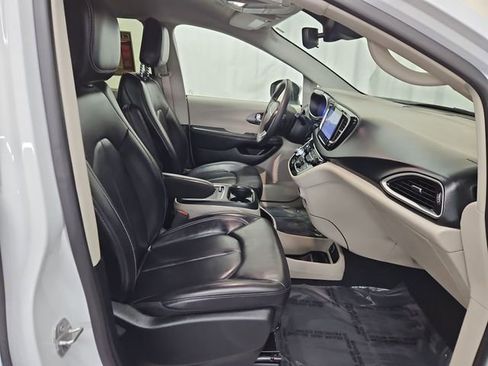 Used 2023 Chrysler Pacifica Touring-L image 24