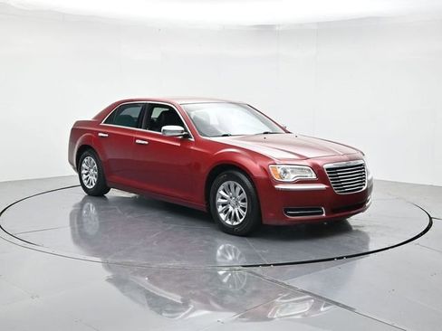 Used 2013 Chrysler 300 RWD image 3