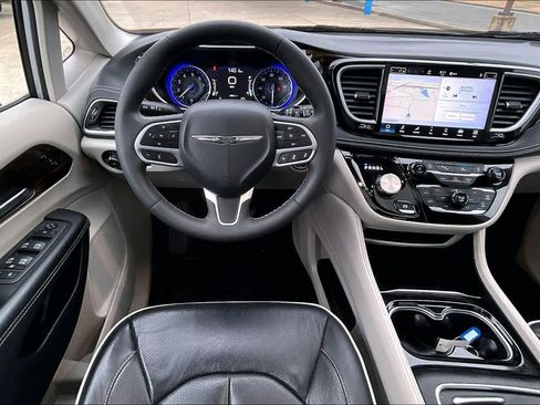 Used 2023 Chrysler Pacifica Limited image 6