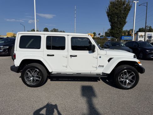 Used 2024 Jeep Wrangler Unlimited w/ Convenience Group AWD/4WD image 11