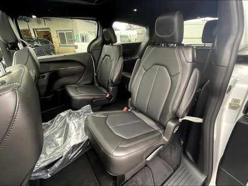 New 2026 Chrysler Pacifica Select image 10