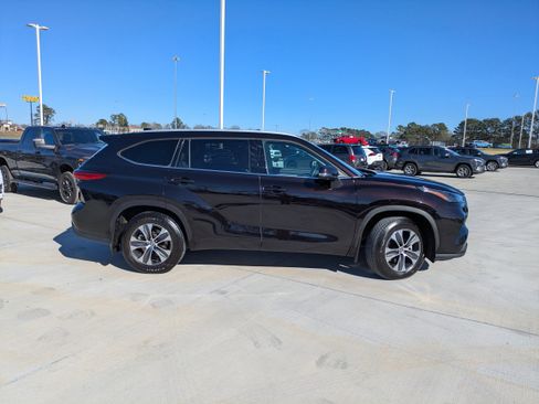 Used 2022 Toyota Highlander XLE FWD image 8