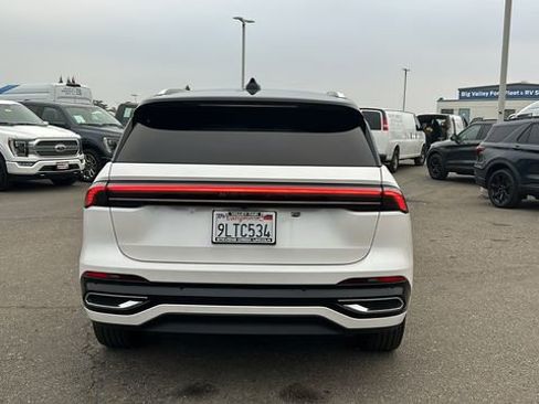 Used 2024 Lincoln Nautilus Reserve image 4