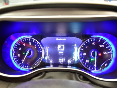 Used 2024 Chrysler Pacifica Touring-L image 21