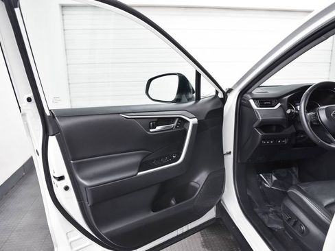 Used 2021 Toyota RAV4 XLE Premium image 9