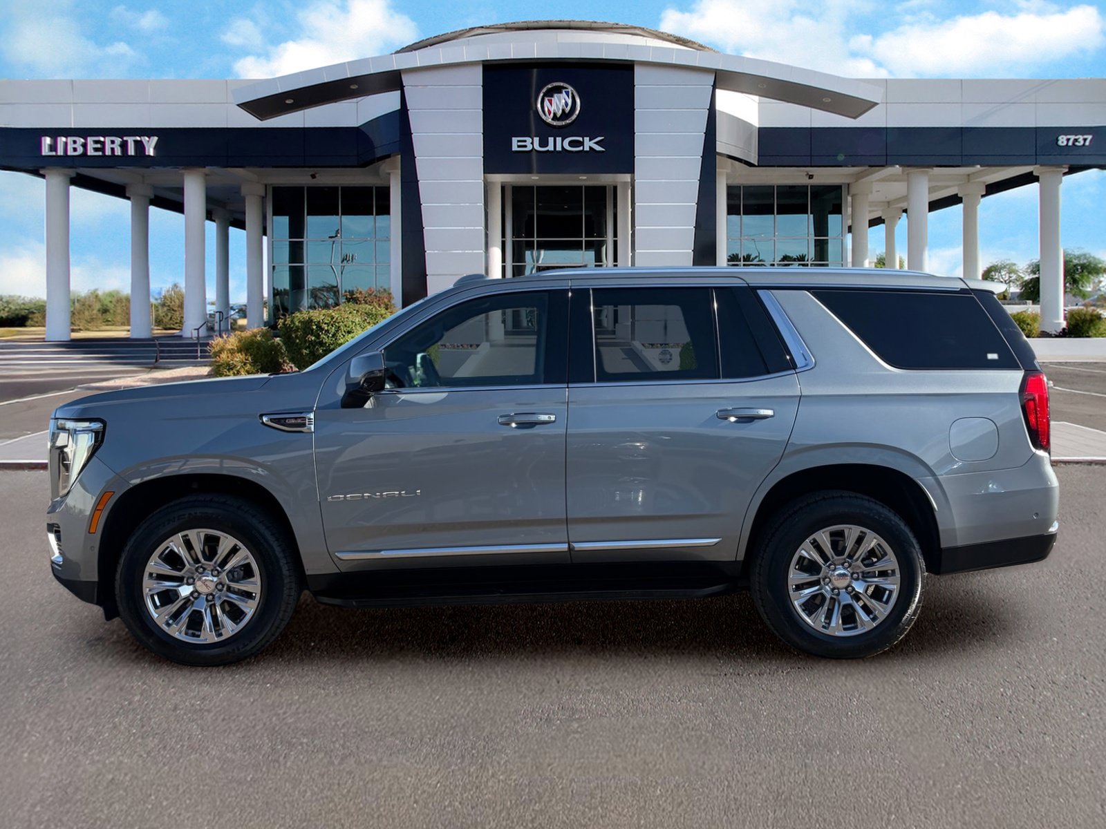 Used 2025 GMC Yukon Denali RWD image 7