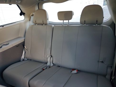 Used 2020 Toyota Sienna XLE image 16