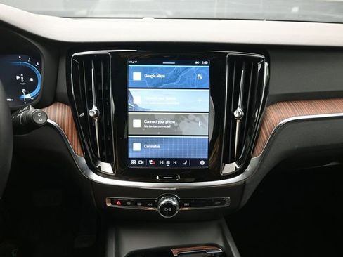 Used 2025 Volvo V60 B5 Cross Country Plus image 12